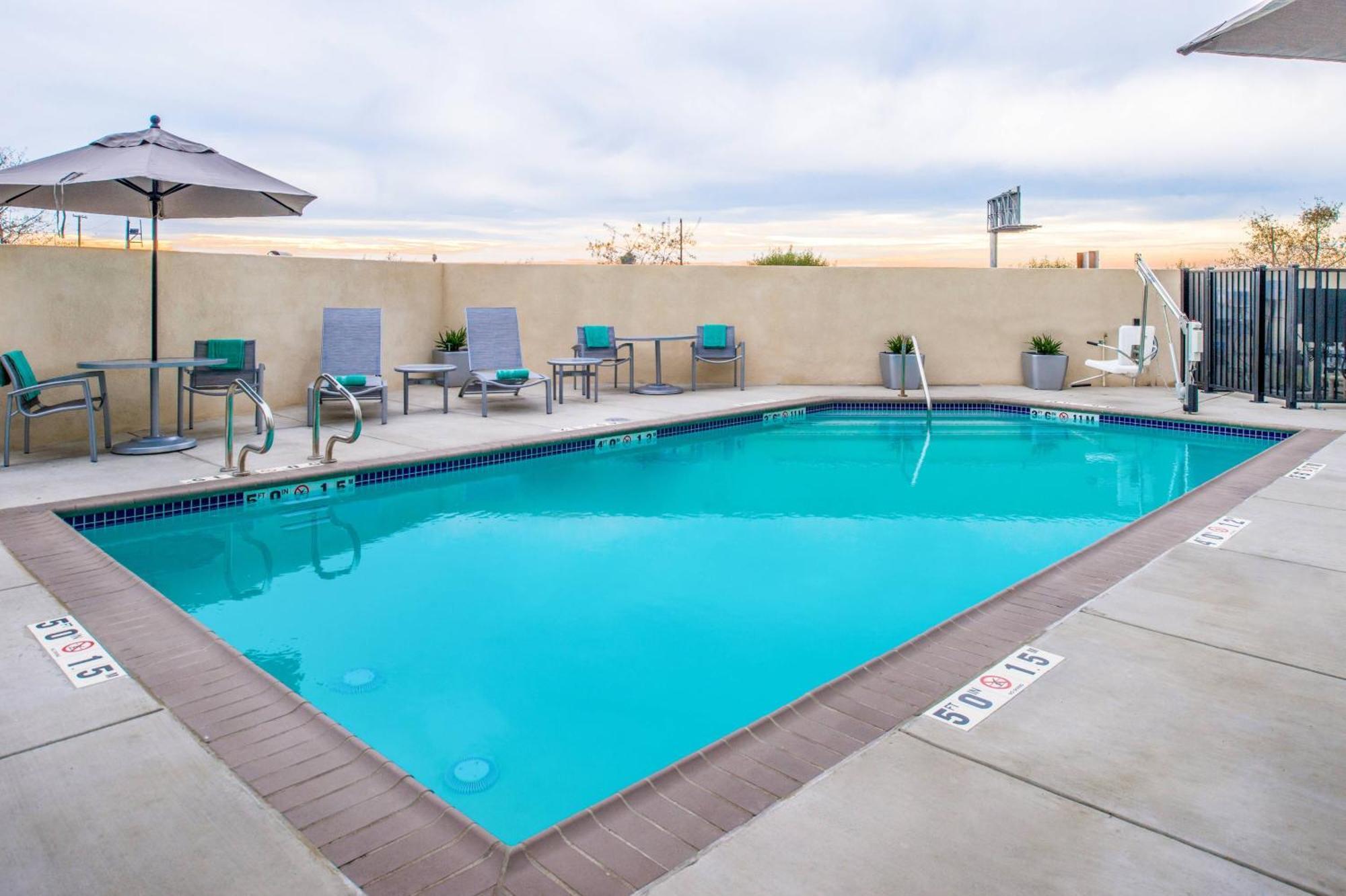 Towneplace Suites By Marriott Merced Exterior photo